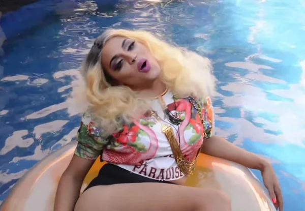 Cantora Pabllo Vittar lança “Open Bar”: versão samba de “Lean On”
