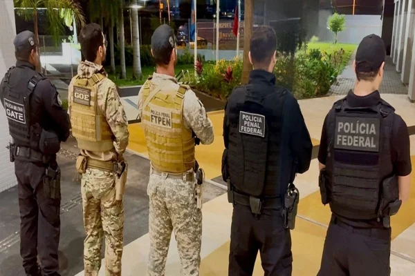 Imagem colorida mostra policiais que participaram de operação contra facção criminosa - Metrópoles