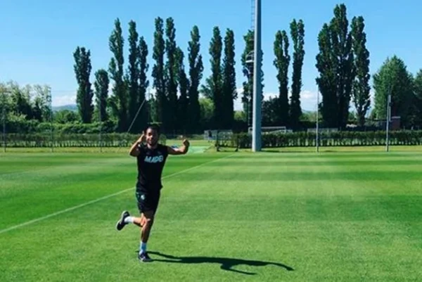 Jogador do Suassuolo treina sozinho