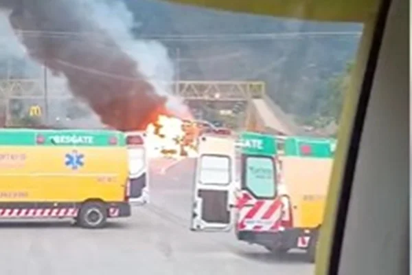 Imagem colorida de um ônibus incendiados após emboscada; polícia investiga participação de envolvido em ataque ao CT palmeirense - Metrópoles