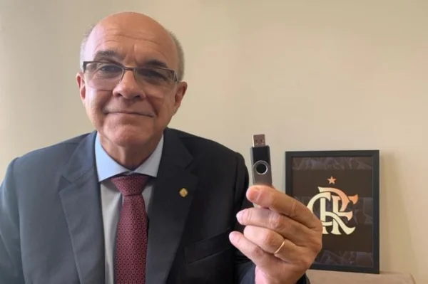 Deputado vai a Marrocos ver Mundial: “Levar pen drive de gols do Zico”
