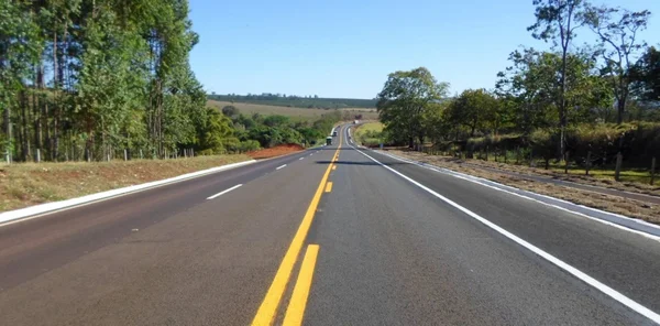 Caminhão-tanque explode e mata quatro em rodovia de Minas Gerais