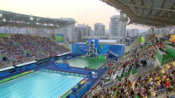 Piscina do Parque Aquático Maria Lenk fica verde e ninguém sabe explicar o motivo