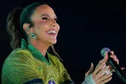 Ivete Sangalo performs at the Maracanã in an outfit inspired by the Brazilian soccer team's T-shirt Ivete Sangalo performs at the Maracanã in an outfit inspired by the Brazilian soccer team's T-shirt