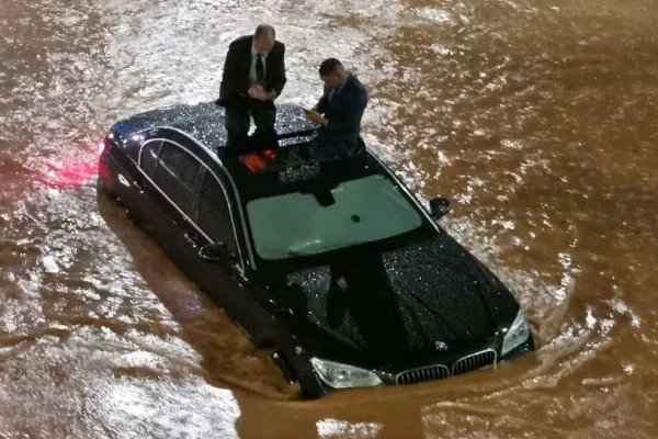 Cônsul dos Emirados Árabes escapa de enchente pelo teto solar de BMW