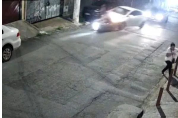 Foto colorida de reprodução de frame de câmera de segurança que flagrou mulher sendo atropelada pelo ex-namorado, no Jardim Germânia, região do Capão Redondo, zona sul de São Paulo.