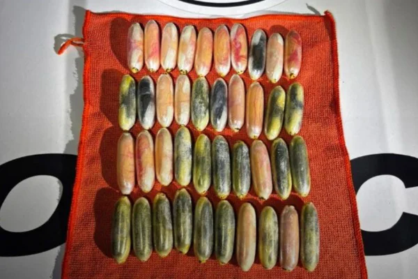 Imagem colorida mostra cápsulas de cocaína apreendidas pela PM com mulher boliviana em ônibus no Brás - Metrópoles