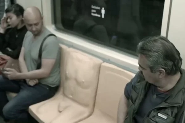 Metrô do México instala banco com pênis em campanha contra assédio