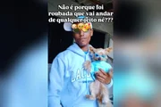 O tutor e a cachorrinha também usam roupas combinando O tutor e a cachorrinha também usam roupas combinando