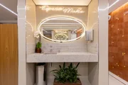 Os sanitários femininos contam com um espaço para maquiagem Os sanitários femininos contam com um espaço para maquiagem