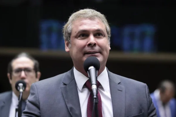 Lindbergh chama deputado de “FakeNikolas”: “Mente descaradamente”