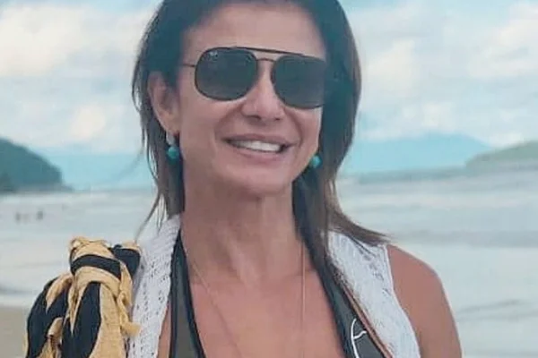 Ex-Casa dos Artistas Analice Nicolau faz sucesso em praia do Sul