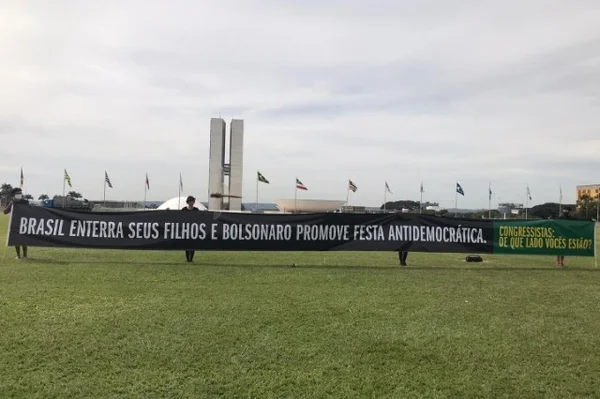 Professores protestam contra o presidente Bolsonaro e pedem atitude do Congresso