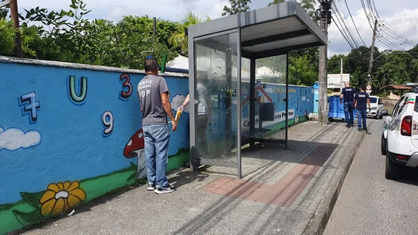 policia faz pericia após Homem pula muro de creche em Blumenau e usa machadinha para matar 4 crianças - Metrópoles