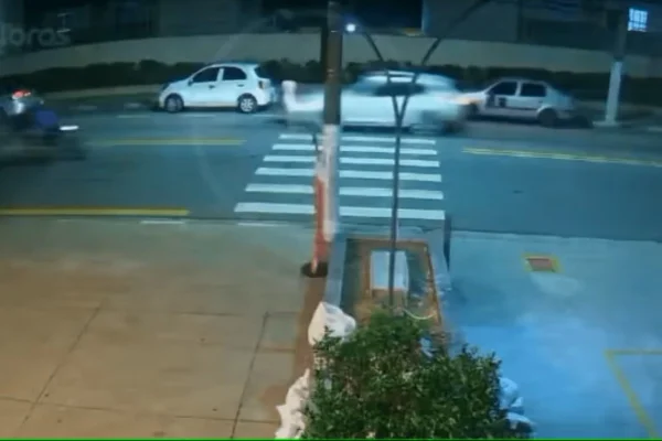 Imagem colorida de carro branco atropelando adolescente. Metrópoles
