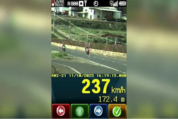 Imagem colorida mostra motociclista em alta velocidade no Paraná - Metrópoles