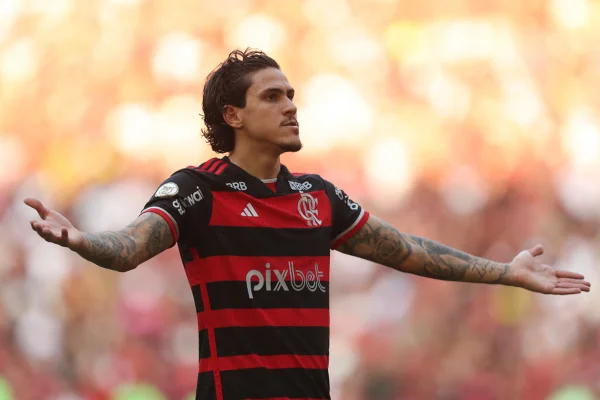 Imagem colorida de Pedro com os braços abertos -Metrópoles