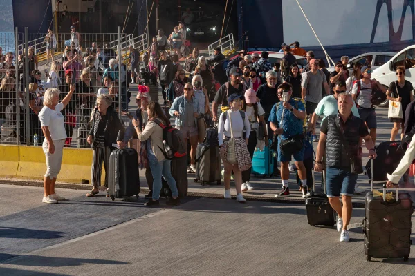 Foto colorida - Turistas desembarcando em Santorini, na Grécia