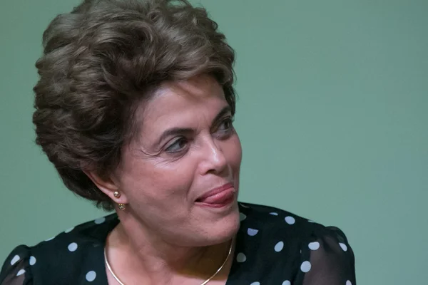 Não vou dar esse presente para eles, diz Dilma ao negar renúncia