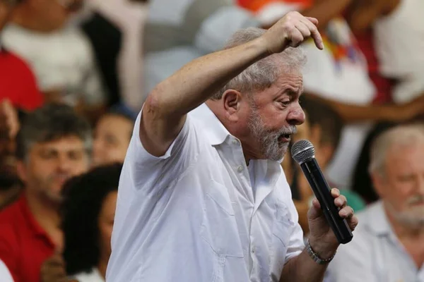 Lula participa de ato pró-Dilma em Brasília na manhã deste sábado