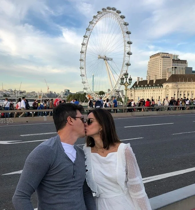 O casal esbanjou romantismo em Londres, na Inglaterra O casal esbanjou romantismo em Londres, na Inglaterra