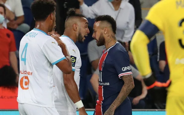 Neymar discute em campo