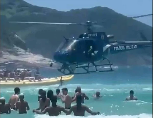 Imagem colorida mostra helicóptero em praia do RJ- Metrópoles