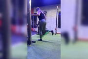 Danielle faz exercícios em um centro de treinamento especializado em reabilitação física
