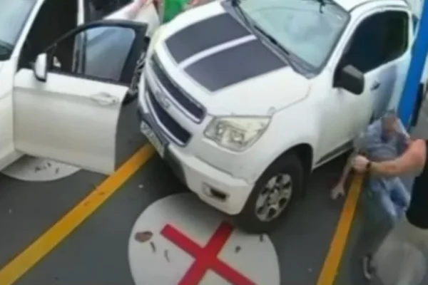 Imagem colorida de homem no chão após ser agredido no rosto. Metrópoles