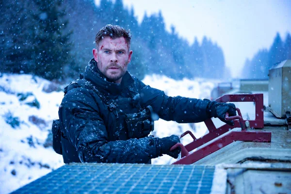 homem loiro fardado em máquina em meio a neve - metrópoles