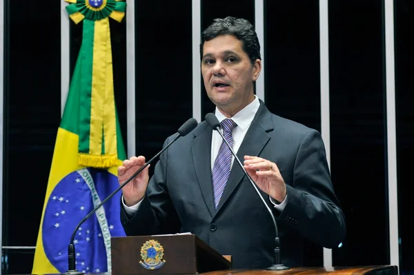 Senador capixaba Ricardo Ferraço deixa PMDB e pode seguir para PSDB
