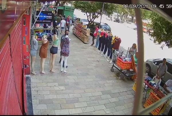 Homem é morto a tiros e criminoso faz mulher de refém, no Centro de Manaus; assista ao vídeo