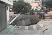 Cratera surgiu durante obra de implantação da rede de esgoto, que faz parte do projeto de despoluição de córregos na região