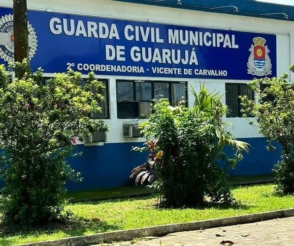 Imagem colorida de fachada de base da Guarda Municipal do Guarujá - Metrópoles