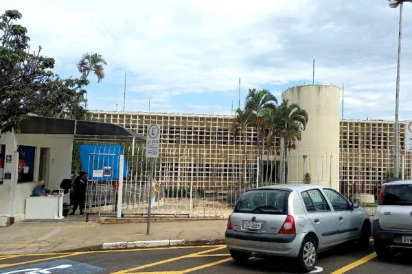 Imagem colorida mostra a fachada do Fórum de Marília, no interior de São Paulo, onde réu fugiu durante o próprio julgamento - Metrópoles