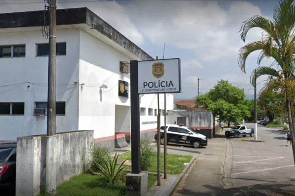 Menor esfaqueia namorado em briga por conversas no celular dele