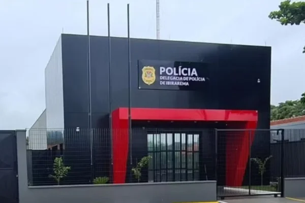 Imagem colorida de delegacia onde foi registrado o caso do suspeito preso por explodir bomba em casa de outro homem - Metrópoles