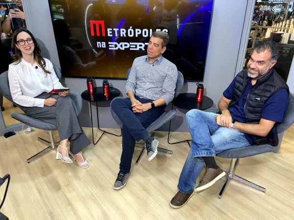 Foto colorida de entrevista sobre investimentos e humor da Bolsa na Expert XP - Metrópoles