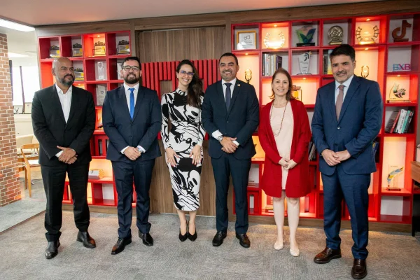Governador do Tocantins visita redação do Metrópoles em Brasília