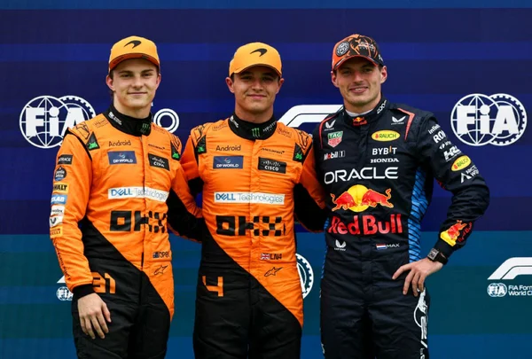 Oscar Piastri da McLaren, Lando Norris da McLaren e Max Verstappen da Oracle Red Bull Racing