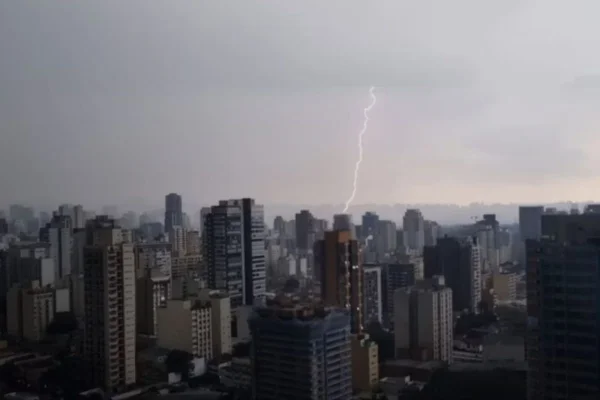 Neste sábado (7/6), há potencial para chuva fraca e isolada e, no domingo (8/6), podem acontecer pancadas de chuva, trovoadas e alagamentos - Metrópoles