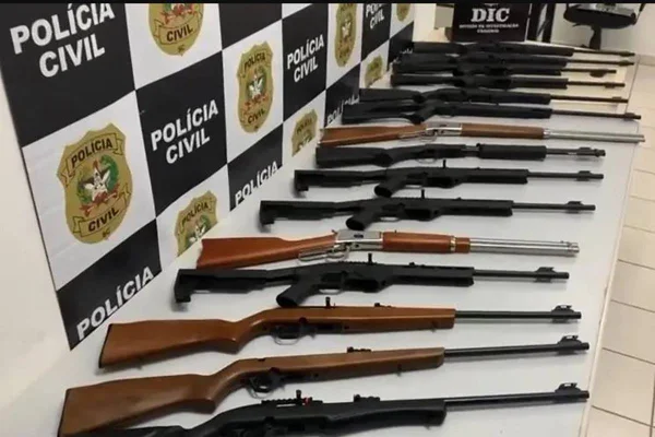 Foto colorida de arsenal de armas-Metrópoles