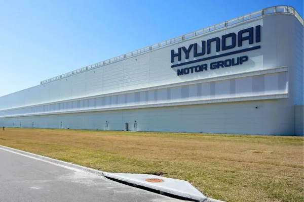 Foto colorida de faixada de fábrica na Hyundai - Metrópoles