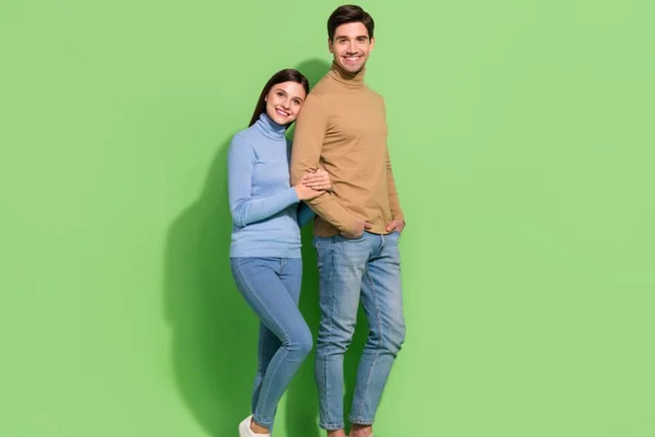 Casal se abraçando em estúdio para foto