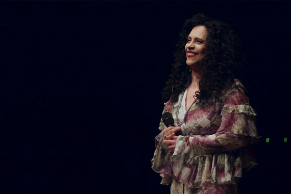 Gal Costa segura microfone - Metrópoles