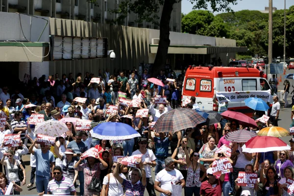 Servidores em greve radicalizam e suspendem mais serviços. Vai faltar até lençol nos hospitais