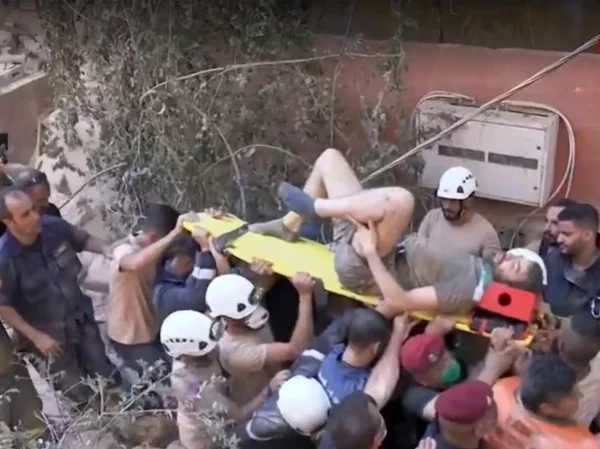 Vídeo: homem é resgatado com vida após 16 horas sob escombros em Beirute