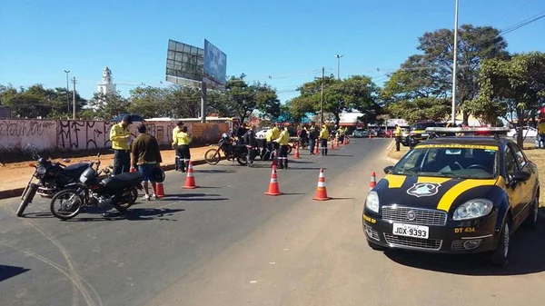 Homem fura blitz e é perseguido por viaturas do Detran na Asa Norte