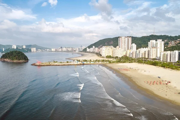Imagem colorida mostra praia de Santos; feriado - Metrópoles