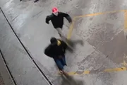 Depois de concluir o assalto, os dois saem correndo Depois de concluir o assalto, os dois saem correndo